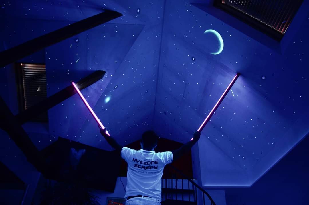 Strop, který přes den nepoznáte.